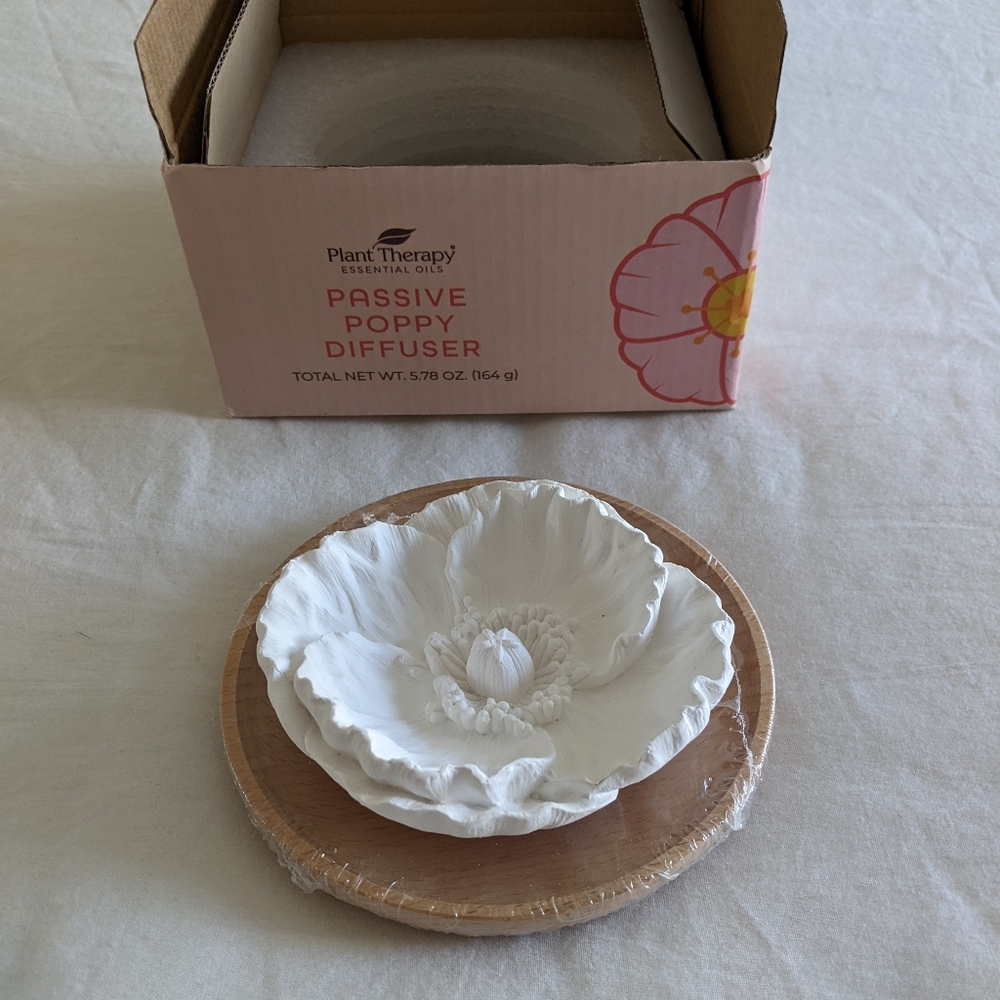 Plant Therapy essential oil ceramic poppy flower diffuser with wooden tray